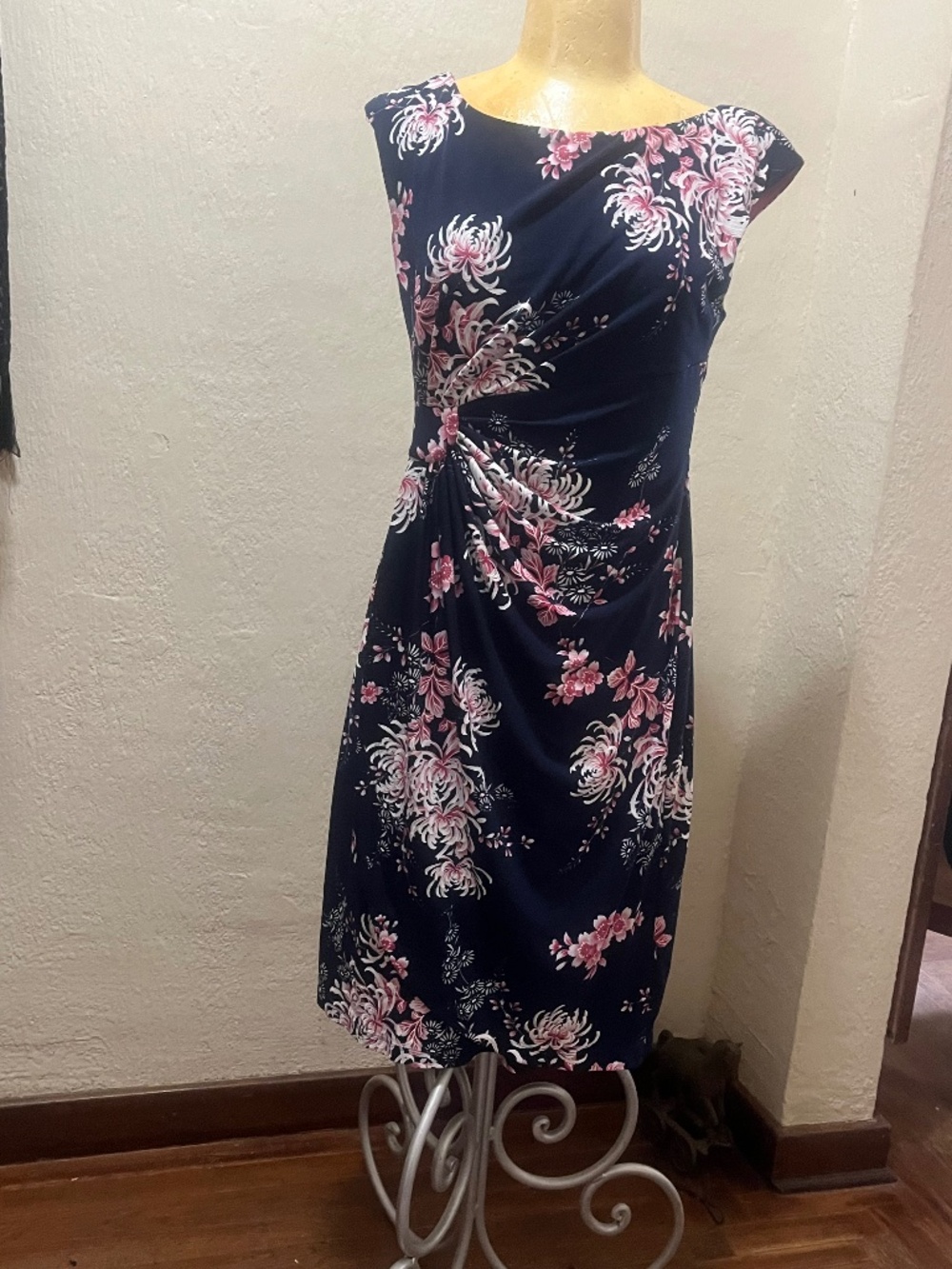 Pretty floral dress for work, brunch, baby shower…